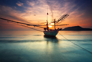 Beautiful Ship At Sunset - Obrázkek zdarma 