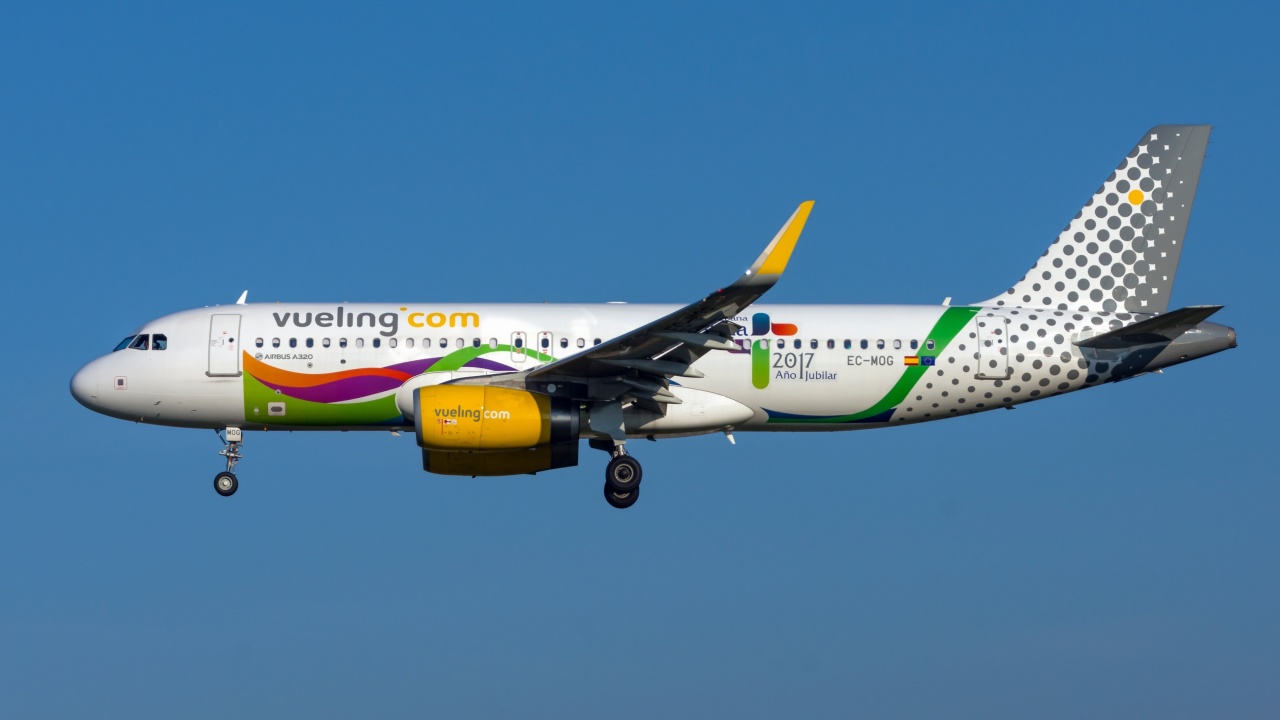 Обои Airbus A320 Vueling Airlines 1280x720