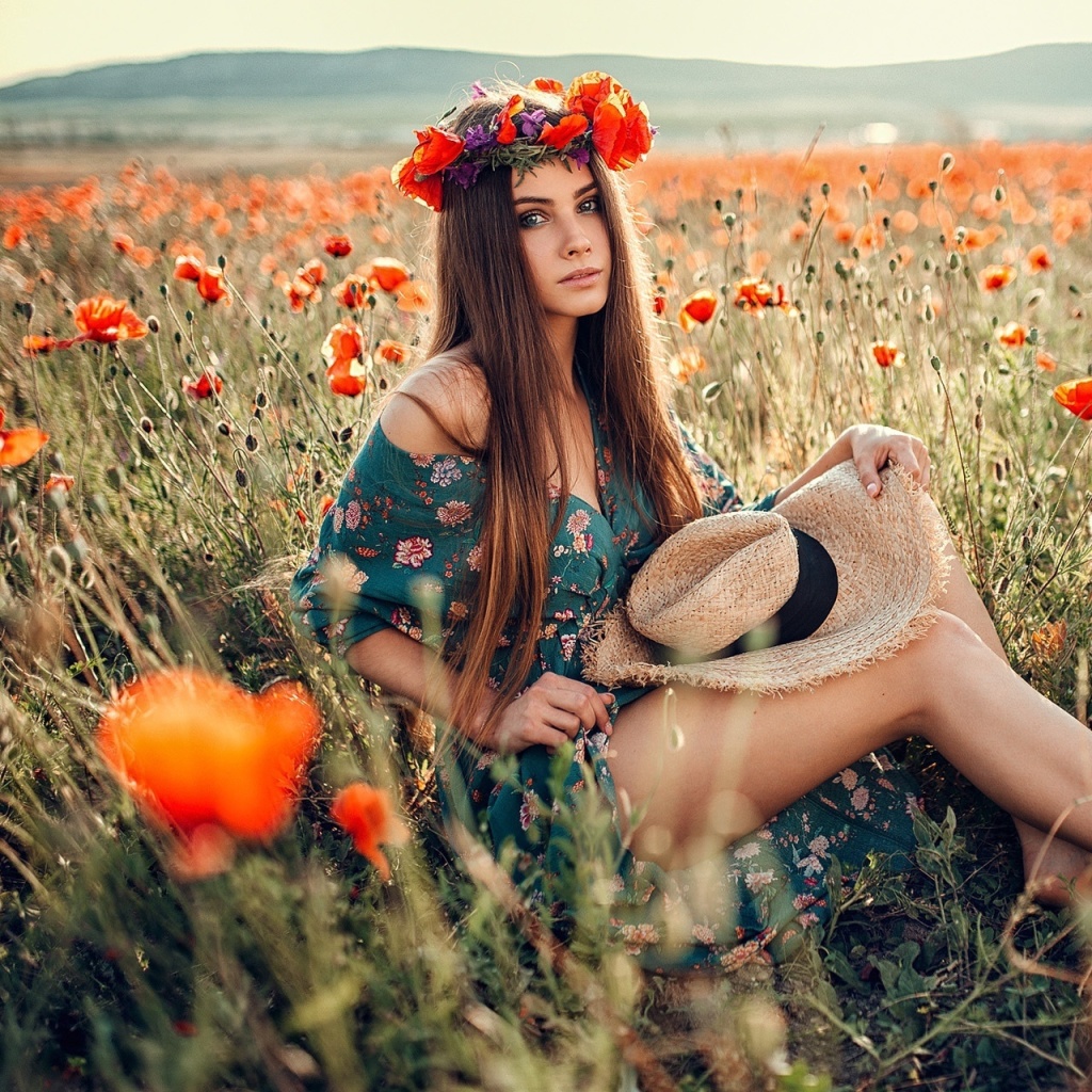 Das Girl in Poppy Field Wallpaper 1024x1024