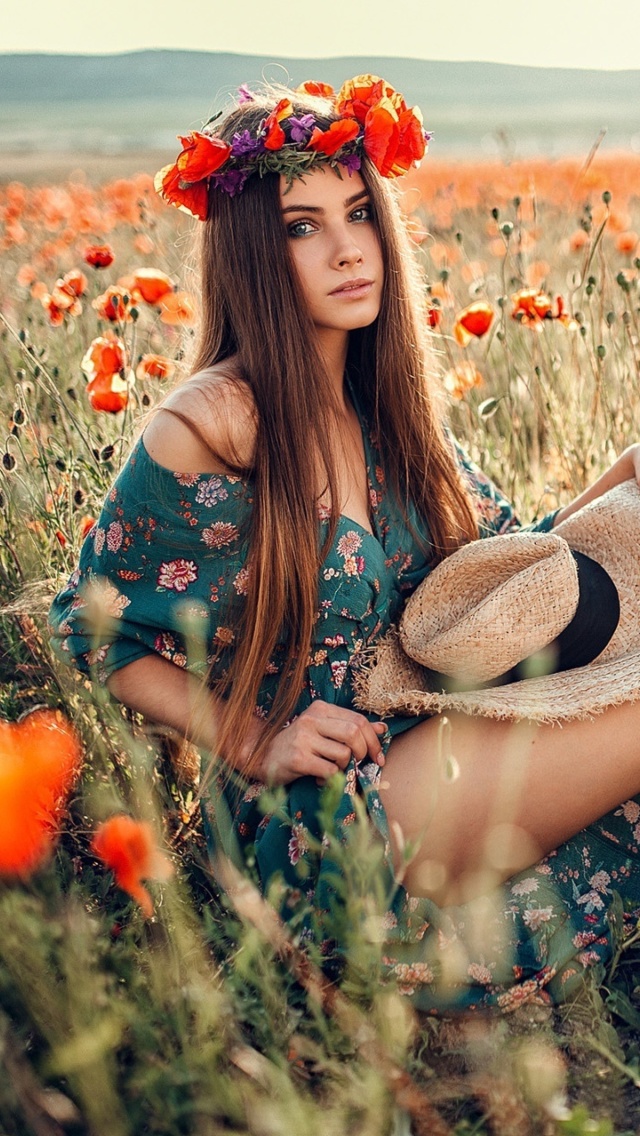 Das Girl in Poppy Field Wallpaper 640x1136