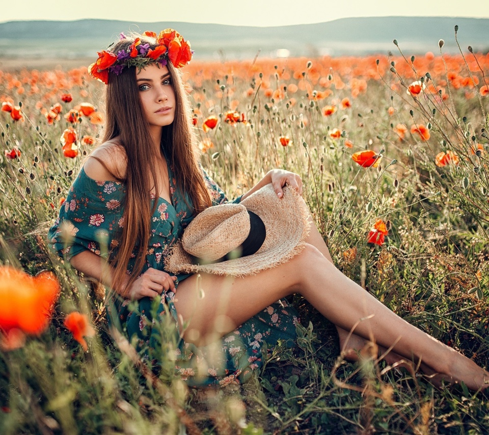 Das Girl in Poppy Field Wallpaper 960x854