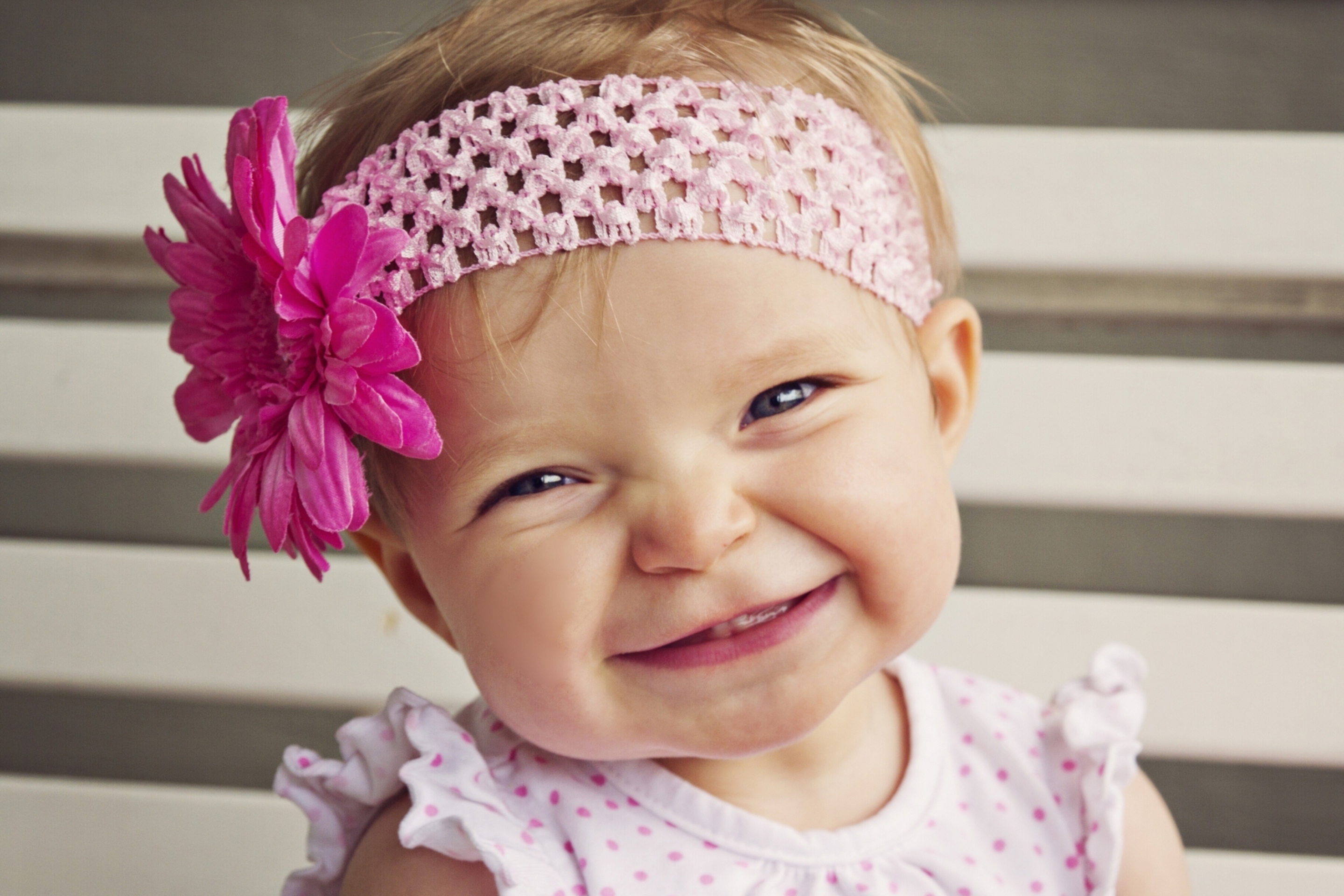 Fondo de pantalla Little Girl In Pink Flower Crown 2880x1920