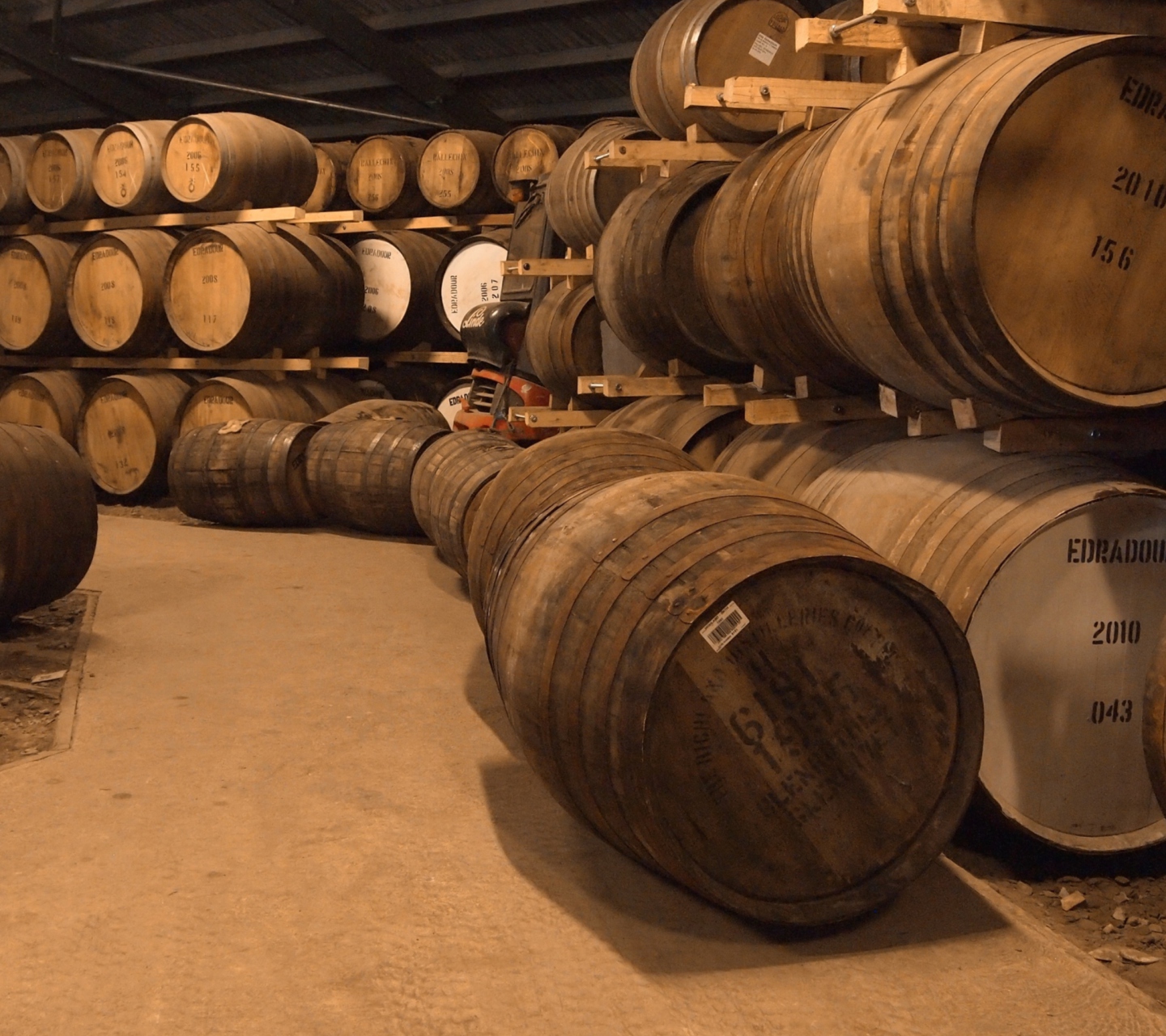 Das Whiskey Barrels Wallpaper 1440x1280