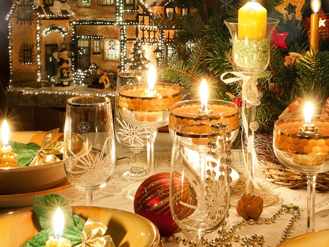 Rich New Year table wallpaper 640x480
