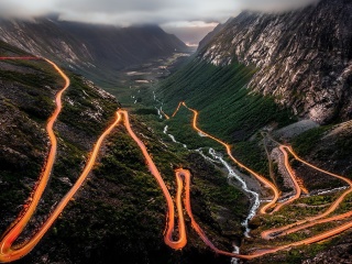Das Trollstigen Serpentine Road in Norway Wallpaper 320x240