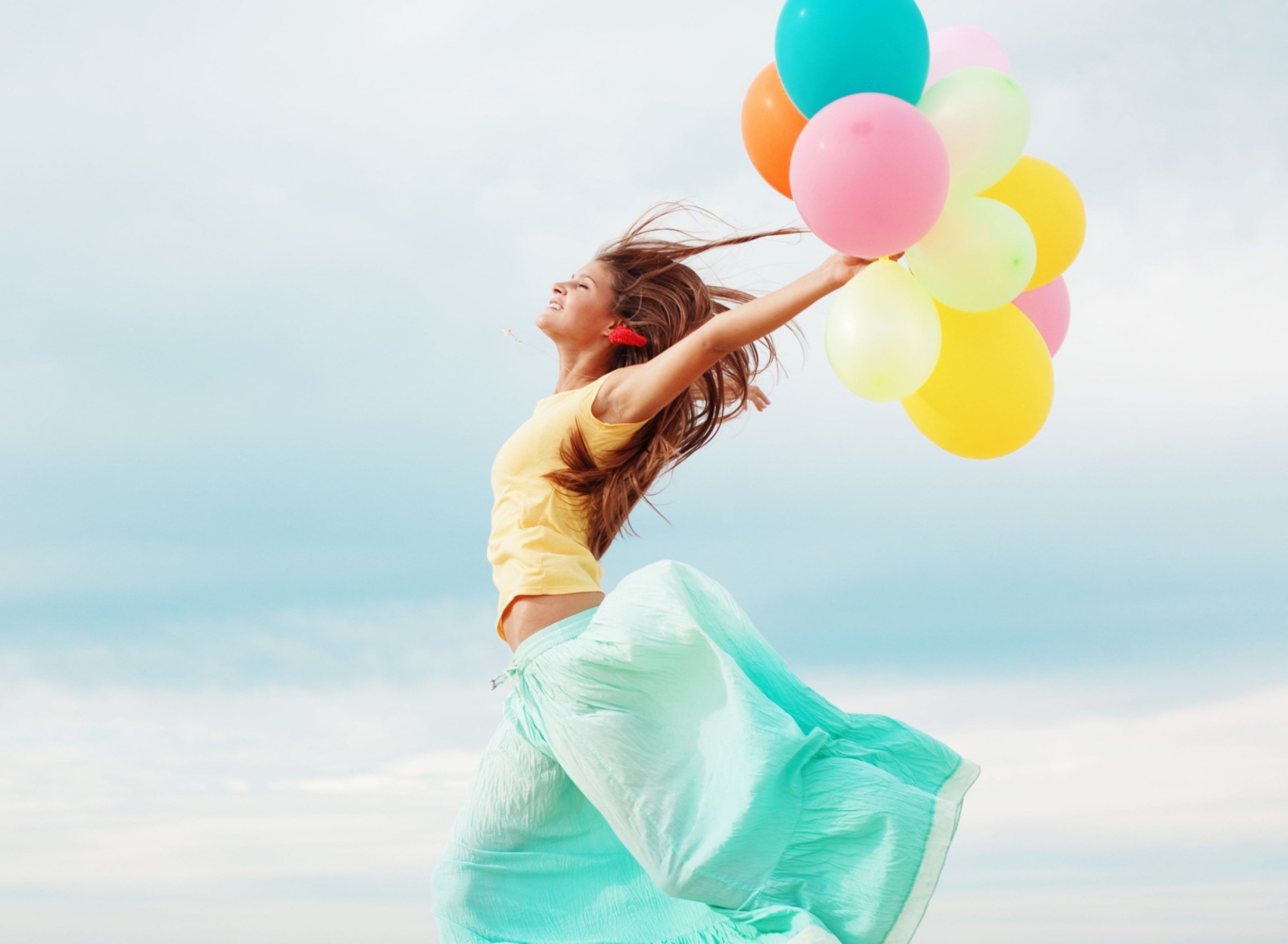 Fondo de pantalla Girl With Colorful Balloons 1920x1408