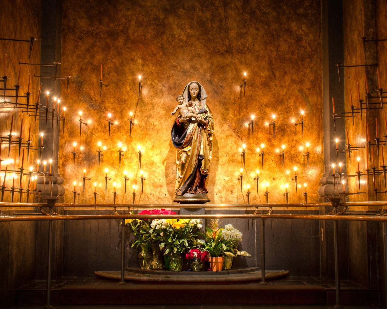 Обои Candles And Flowers In Church 1280x1024