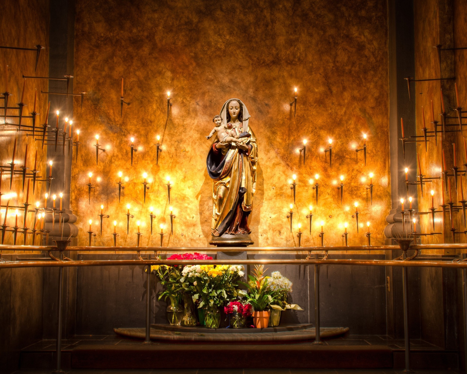 Fondo de pantalla Candles And Flowers In Church 1600x1280