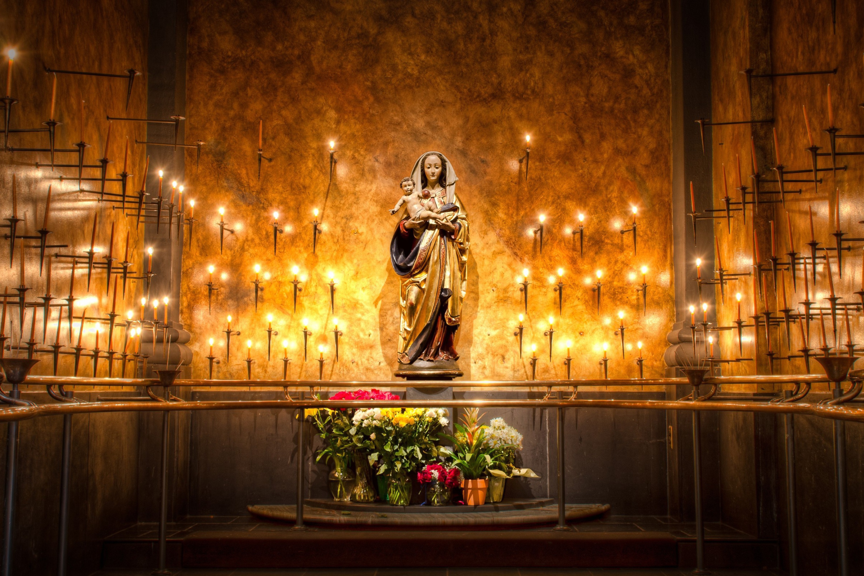Sfondi Candles And Flowers In Church 2880x1920