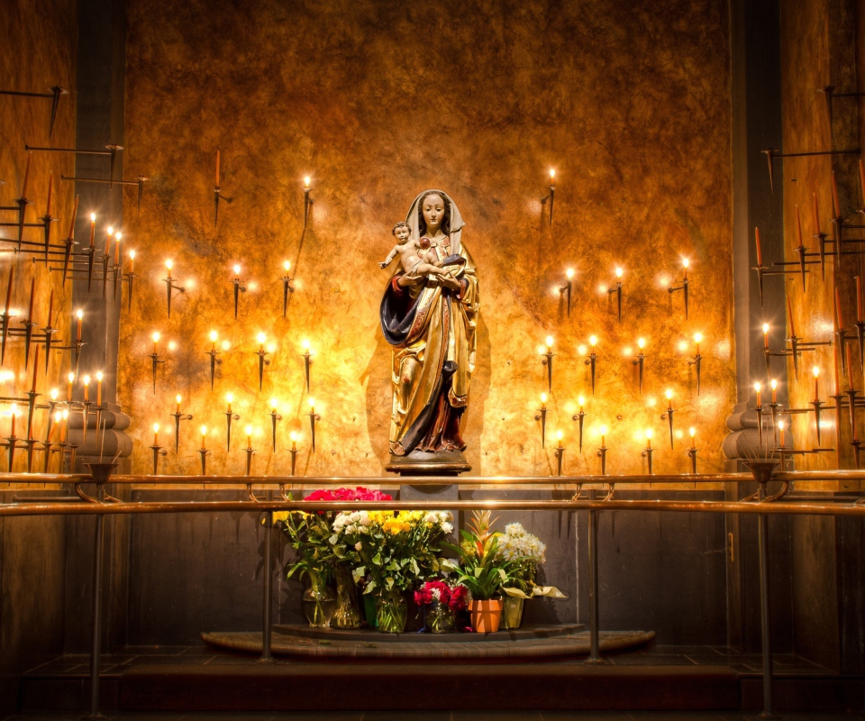Обои Candles And Flowers In Church 960x800