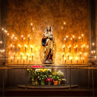 Kostenloses Candles And Flowers In Church Wallpaper für 2048x2048
