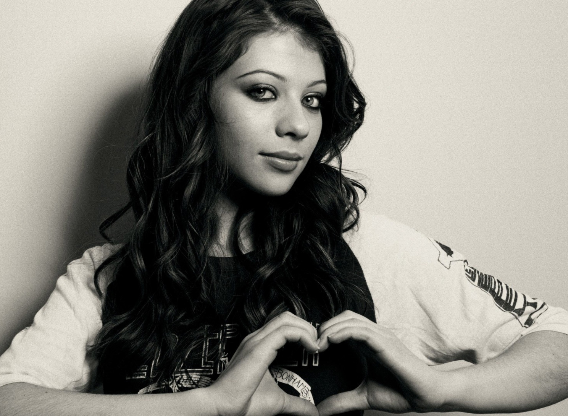 Michelle Trachtenberg Monochrome wallpaper 1920x1408