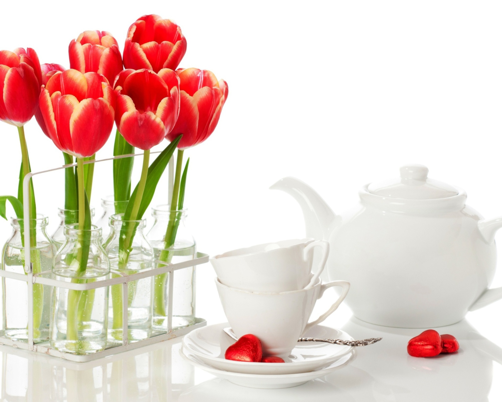 Sfondi Tulips And Teapot 1600x1280