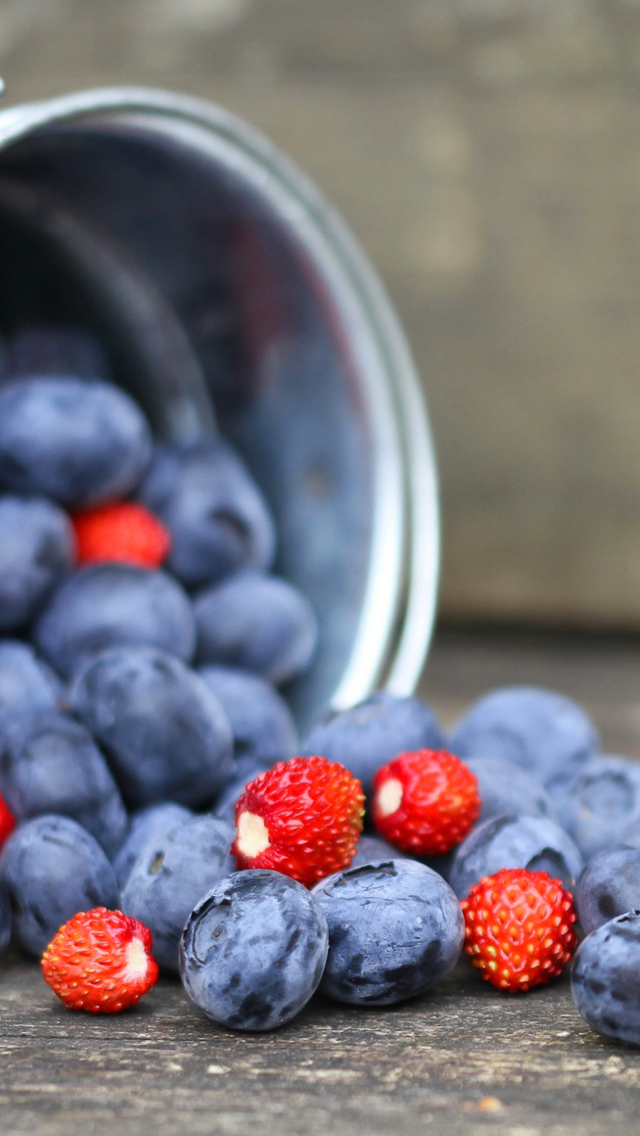 Blueberries And Strawberries wallpaper 640x1136