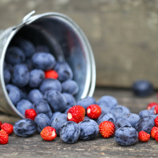 Kostenloses Blueberries And Strawberries Wallpaper für iPad 2