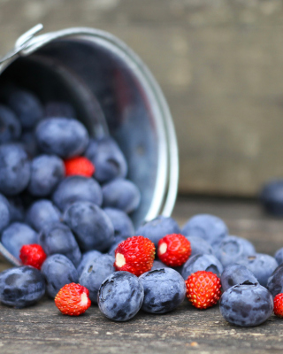 Kostenloses Blueberries And Strawberries Wallpaper für 640x1136
