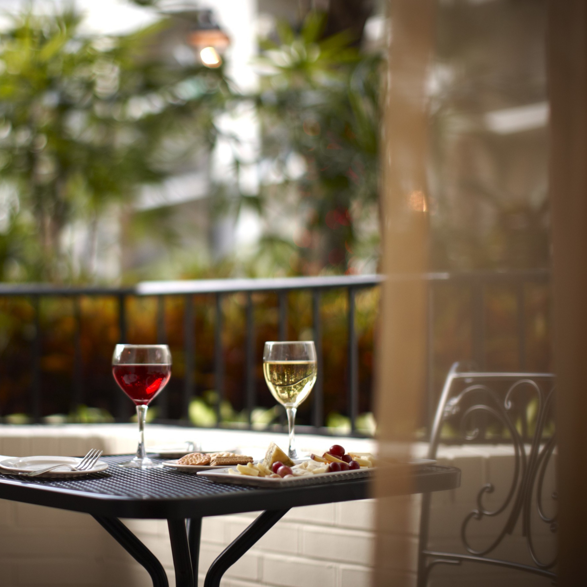 Обои Lunch With Wine On Terrace 2048x2048