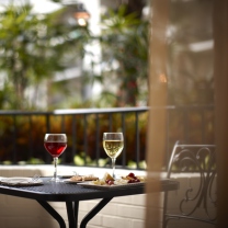 Lunch With Wine On Terrace screenshot #1 208x208