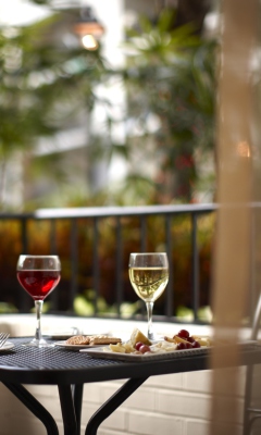 Das Lunch With Wine On Terrace Wallpaper 240x400