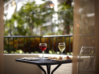 Fondo de pantalla Lunch With Wine On Terrace 320x240