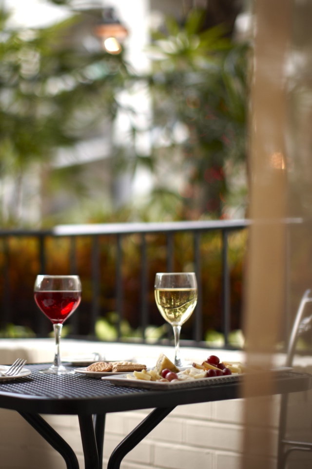 Fondo de pantalla Lunch With Wine On Terrace 640x960