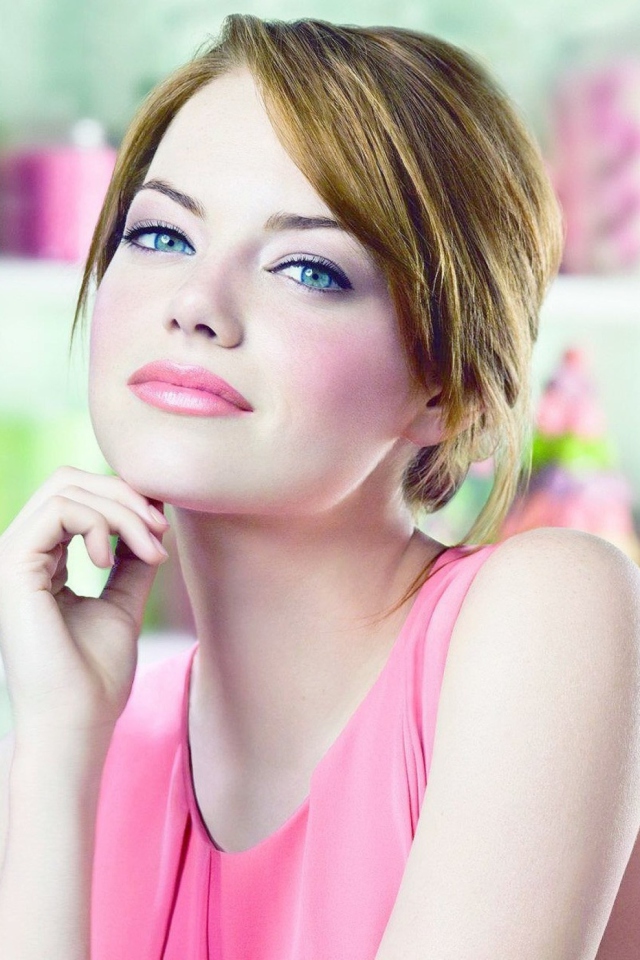 Screenshot №1 pro téma Emma Stone In Pink Dress 640x960