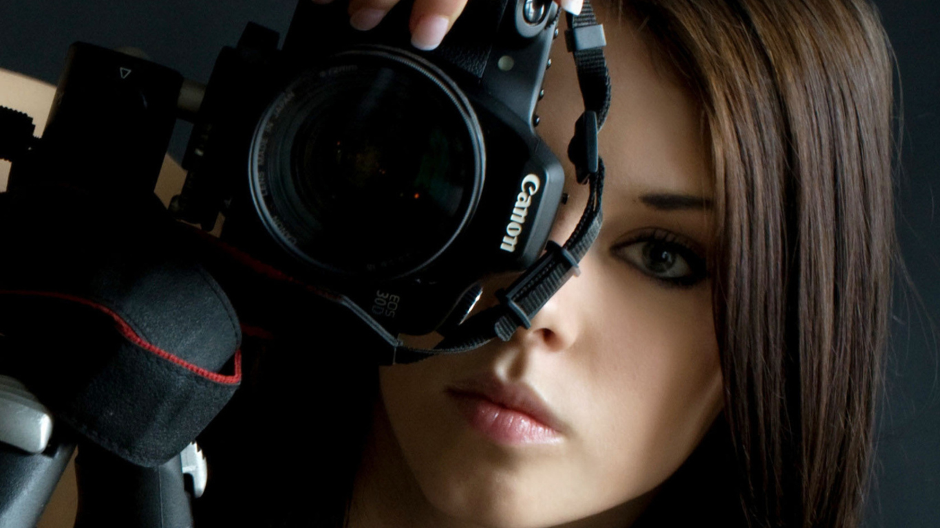 Обои Girl Photographer 1366x768