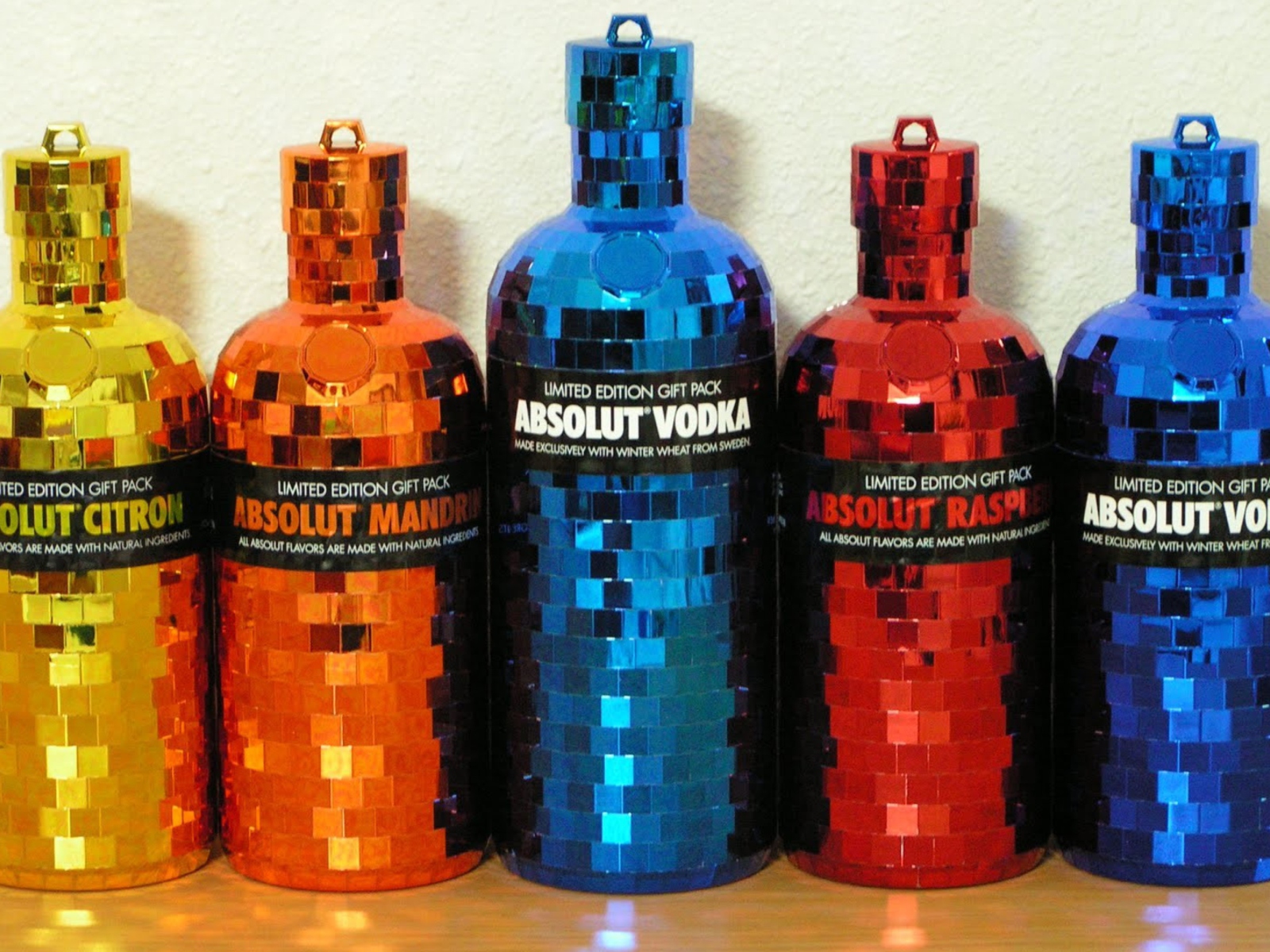 Обои Absolut Vodka Limited Edition 1600x1200