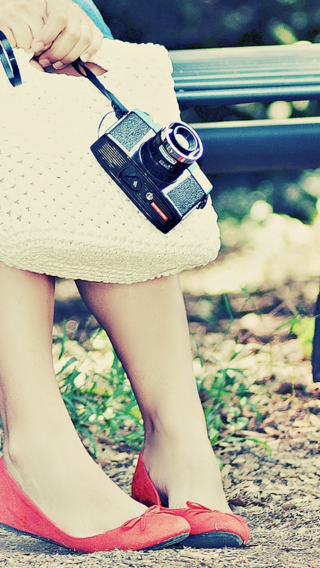 Das Girl With Camera Sitting On Bench Wallpaper 640x1136