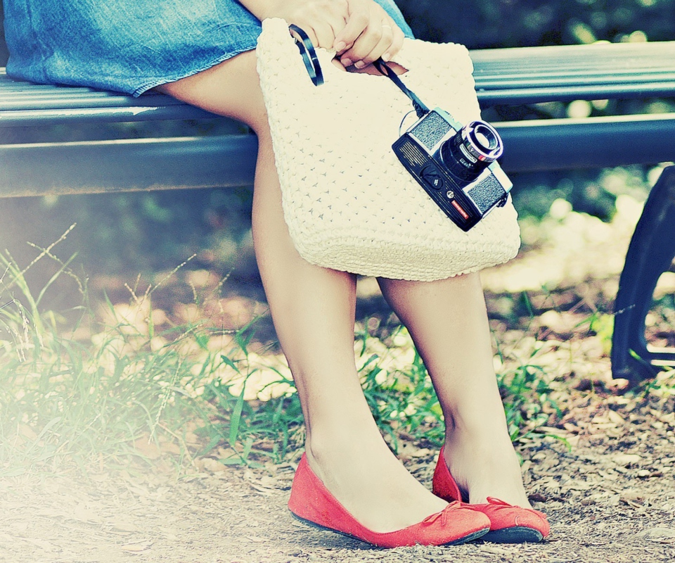 Screenshot №1 pro téma Girl With Camera Sitting On Bench 960x800