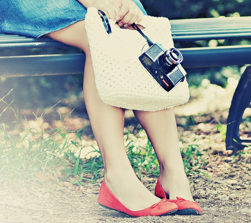 Обои Girl With Camera Sitting On Bench 960x854