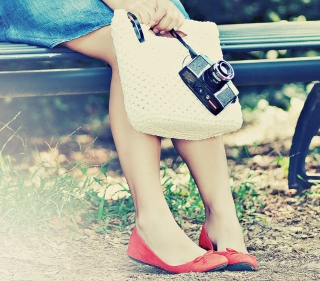 Girl With Camera Sitting On Bench - Obrázkek zdarma pro iPad mini 2
