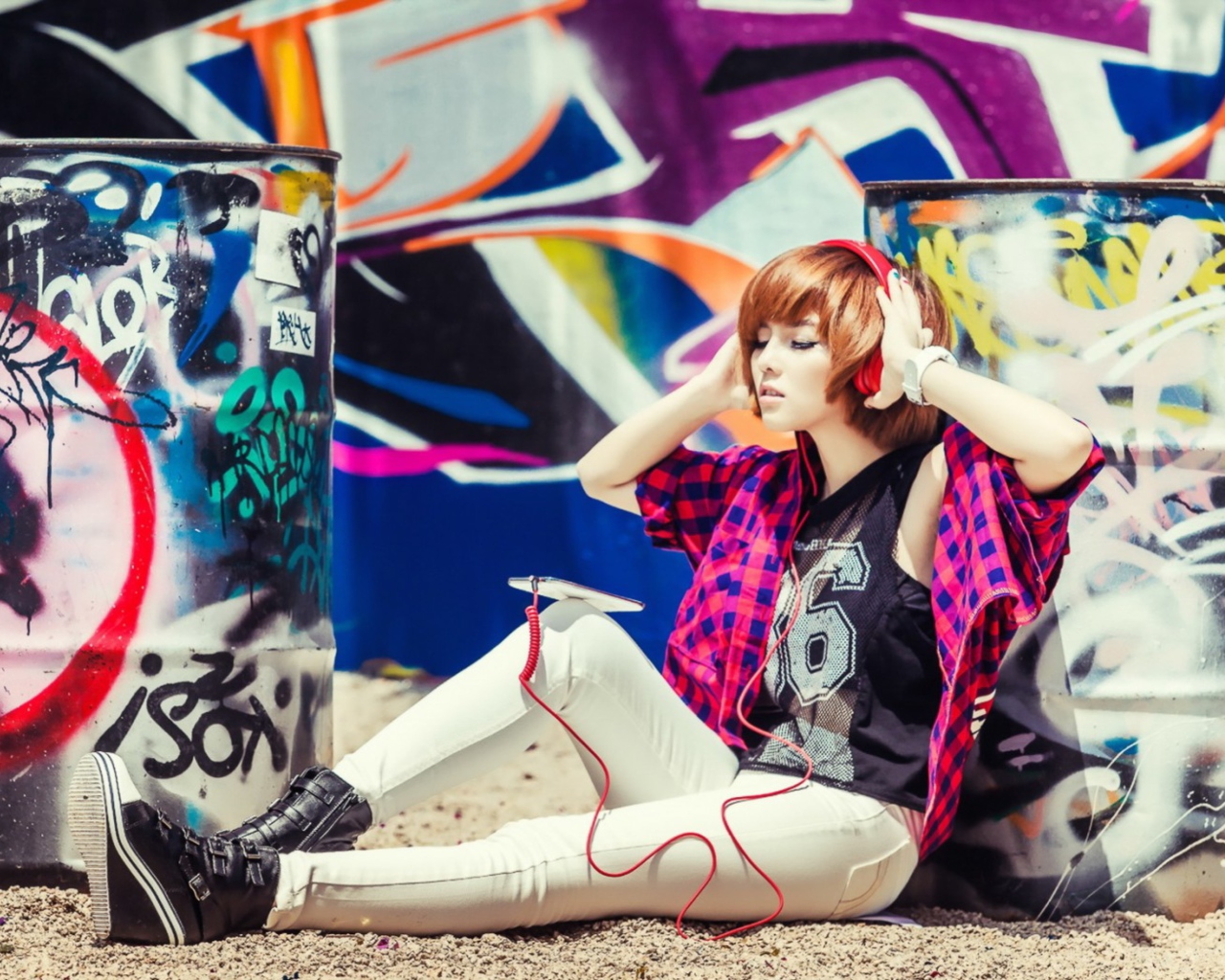 Das Graffiti Girl Listening To Music Wallpaper 1280x1024