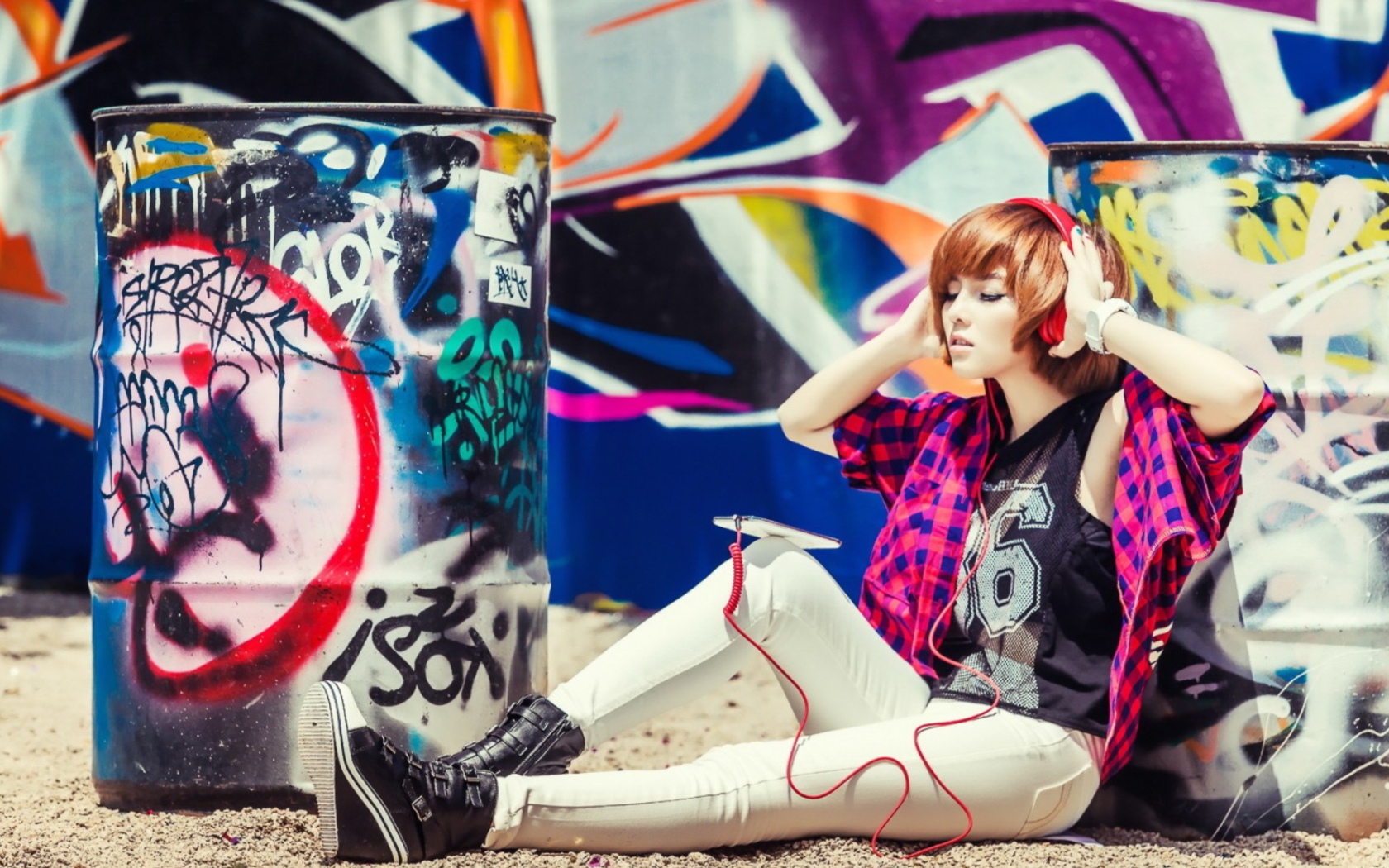 Screenshot №1 pro téma Graffiti Girl Listening To Music 1680x1050