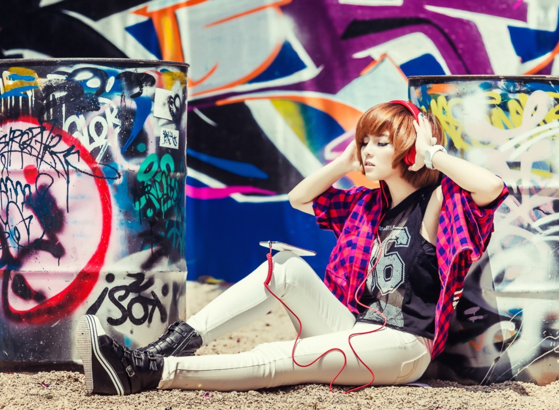 Das Graffiti Girl Listening To Music Wallpaper 1920x1408