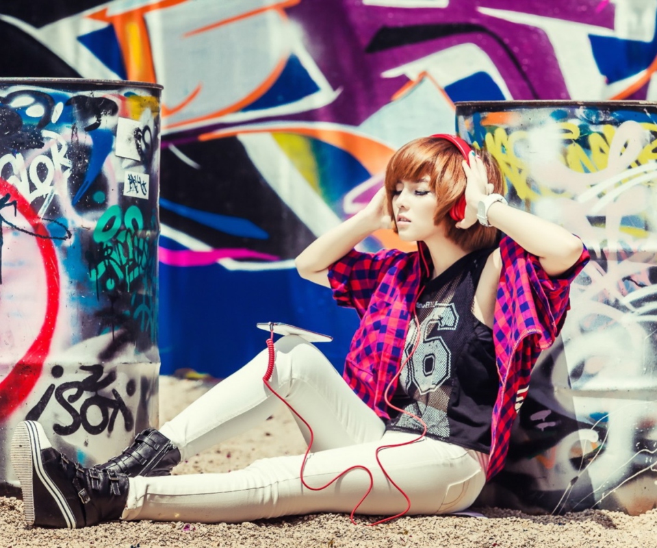 Das Graffiti Girl Listening To Music Wallpaper 960x800