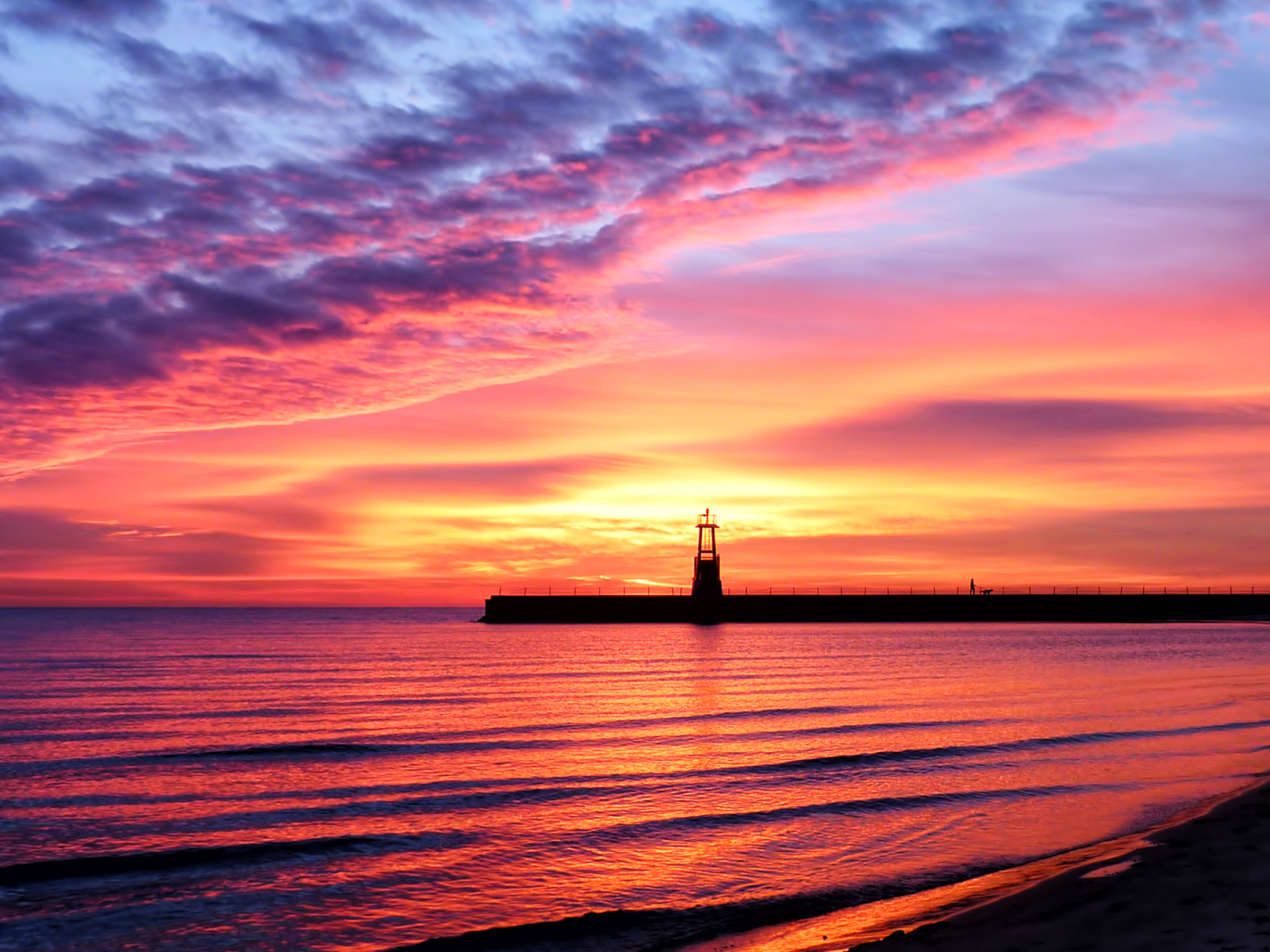 Sfondi Lighthouse And Red Sunset Beach 1600x1200