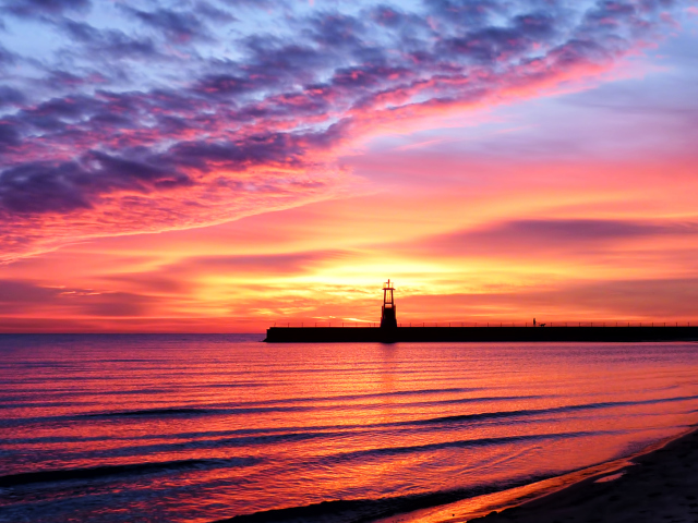 Das Lighthouse And Red Sunset Beach Wallpaper 640x480