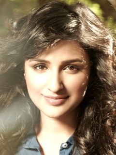 Sfondi Parineeti Chopra 2013 240x320