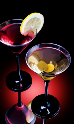 Das Cocktail With Olives Wallpaper 240x400