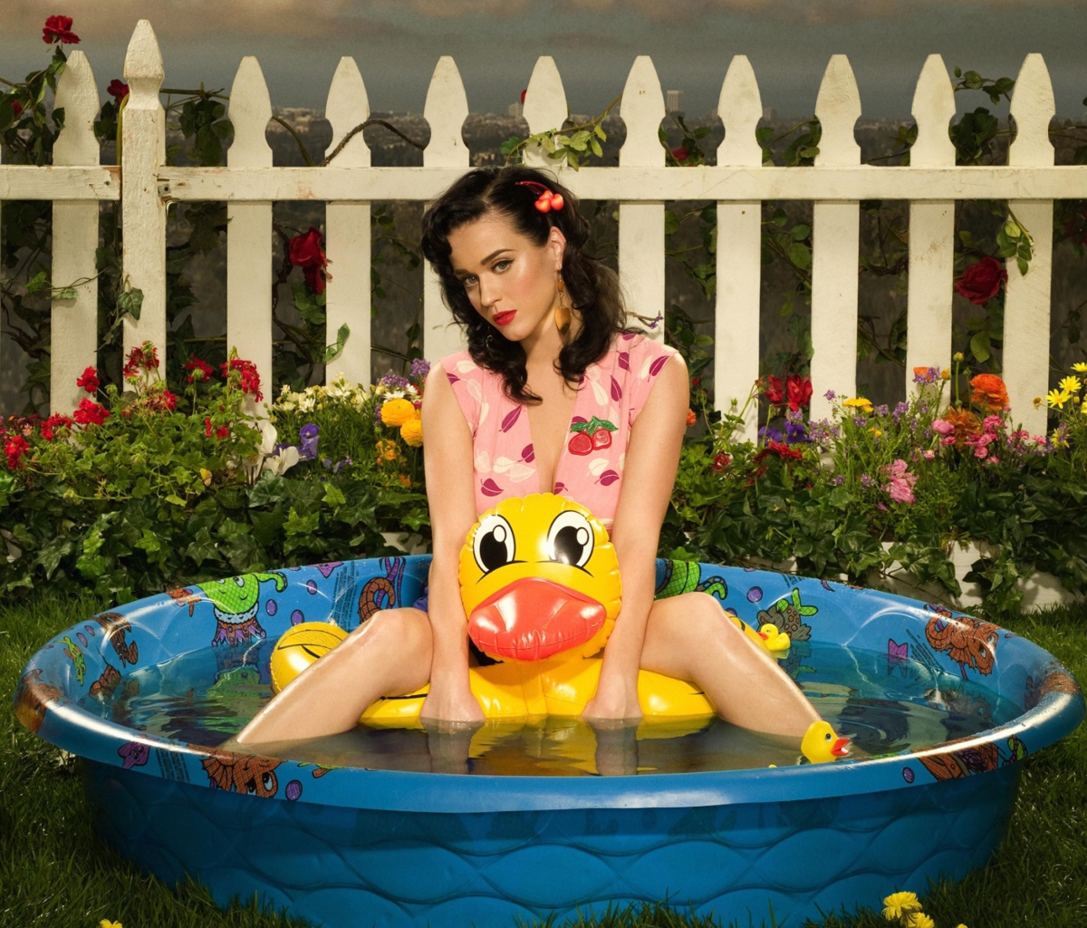 Fondo de pantalla Katy Perry And Yellow Duck 1200x1024