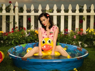 Sfondi Katy Perry And Yellow Duck 320x240