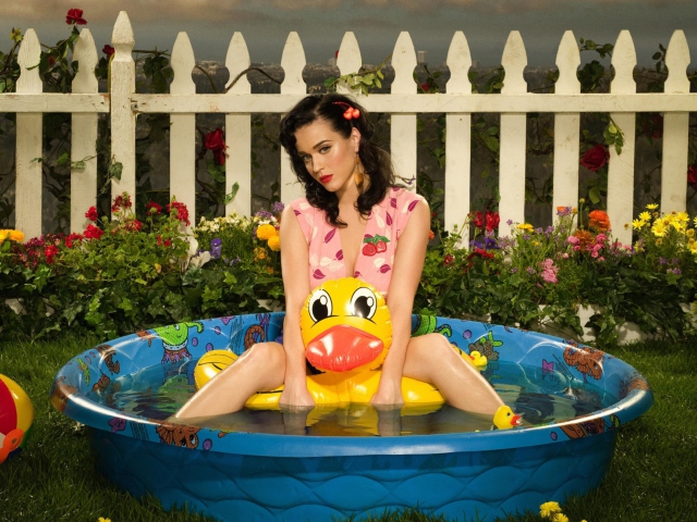 Sfondi Katy Perry And Yellow Duck 640x480