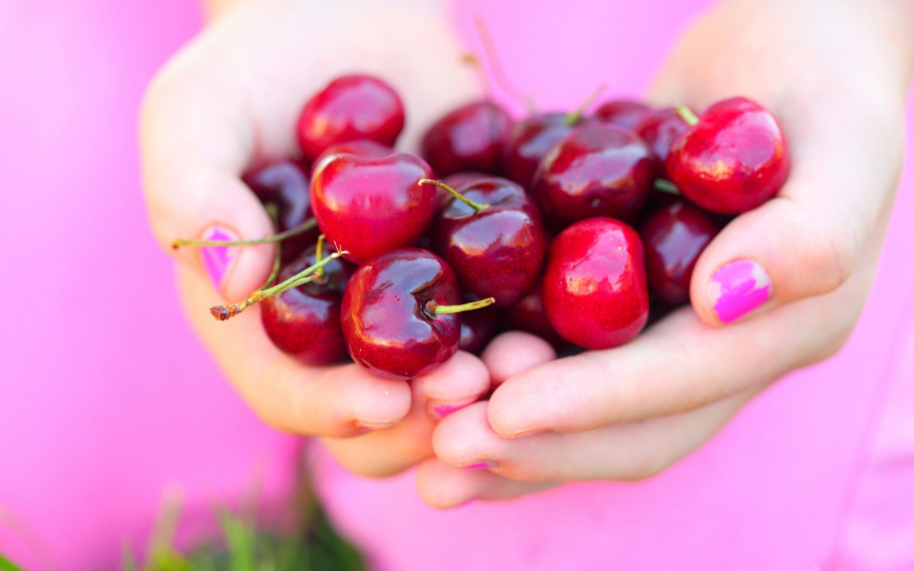 Screenshot №1 pro téma Cherries In Hands 1280x800