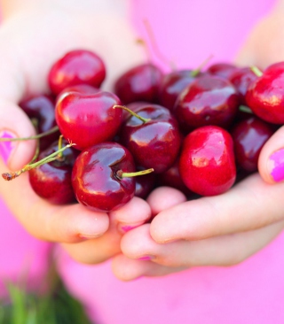 Cherries In Hands - Obrázkek zdarma pro iPhone 4S