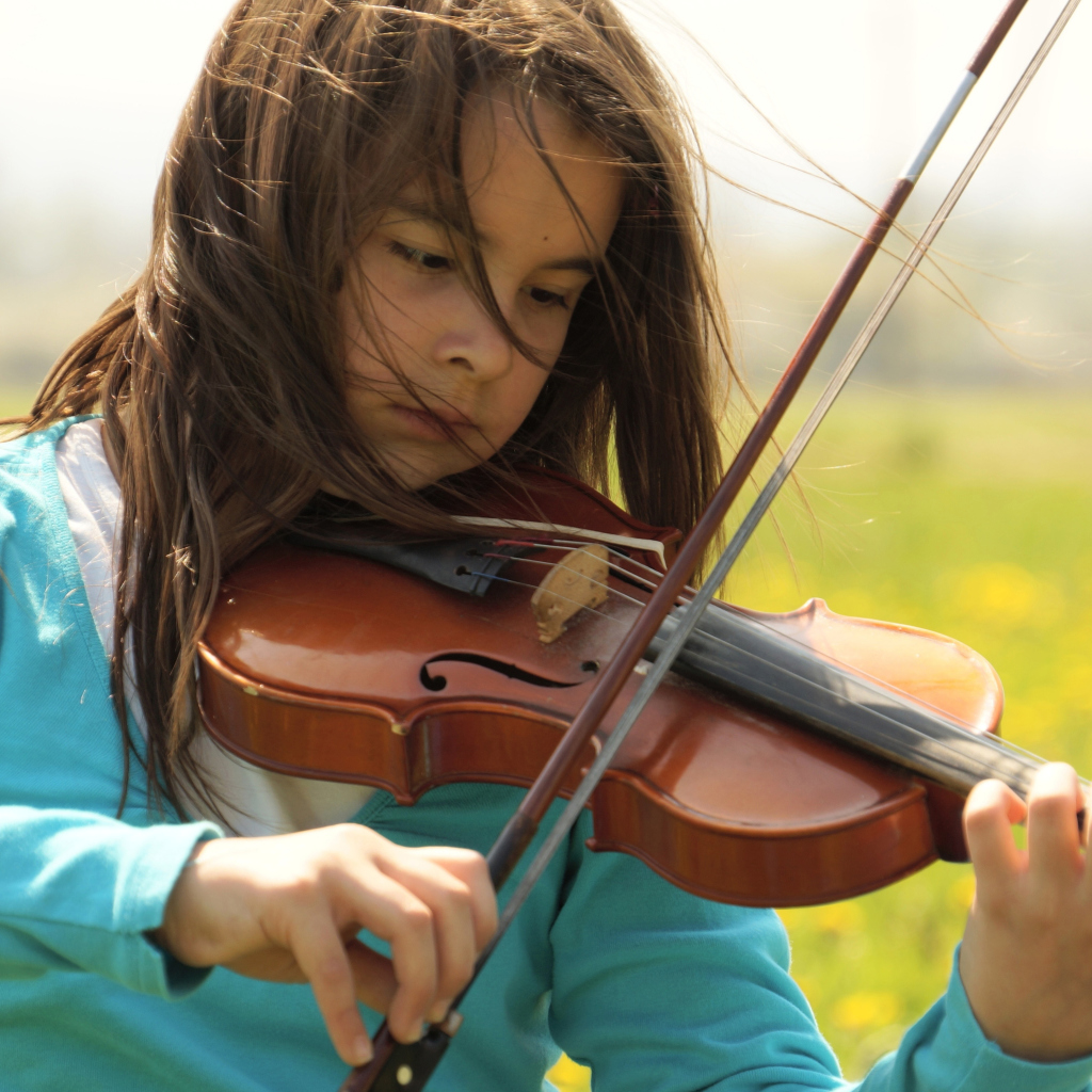 Das Girl Playing Violin Wallpaper 1024x1024