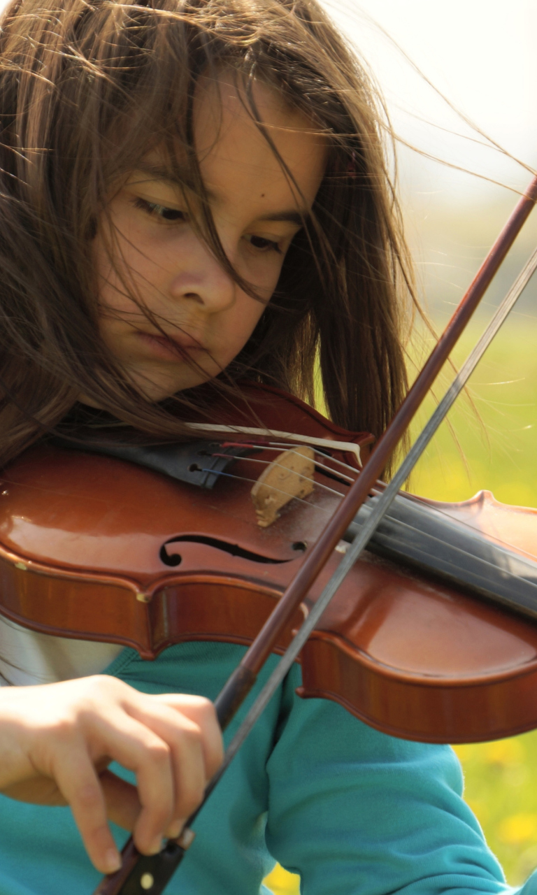 Sfondi Girl Playing Violin 768x1280