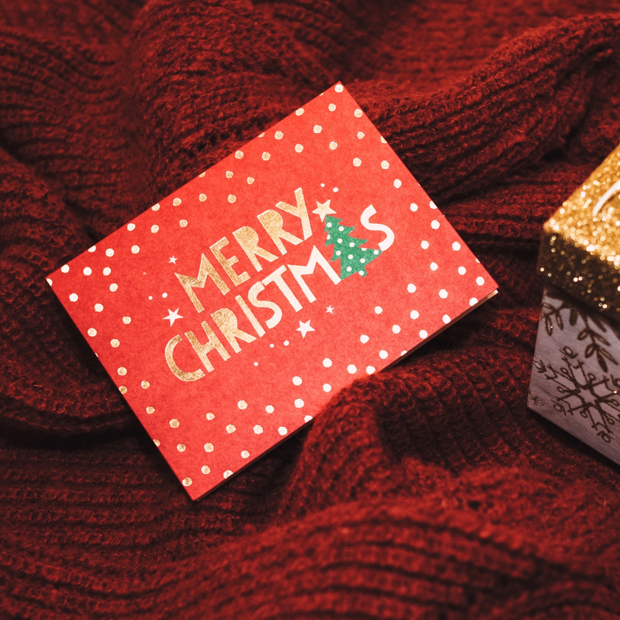 Fondo de pantalla Christmas Postcard and Gift 2048x2048
