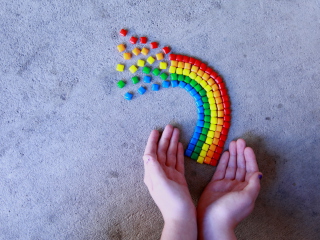 Das Rainbow In Your Hands Wallpaper 320x240