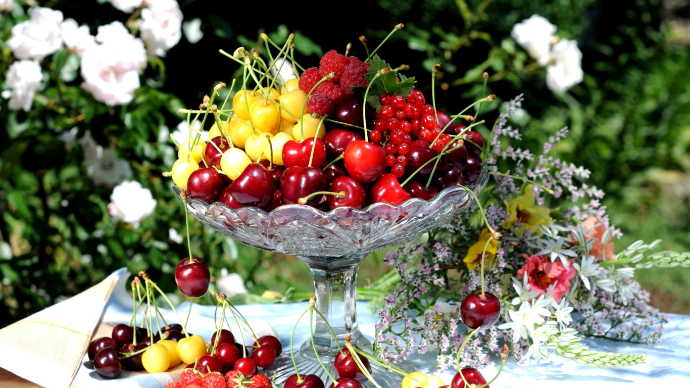 Summer berries and harvest wallpaper 1366x768